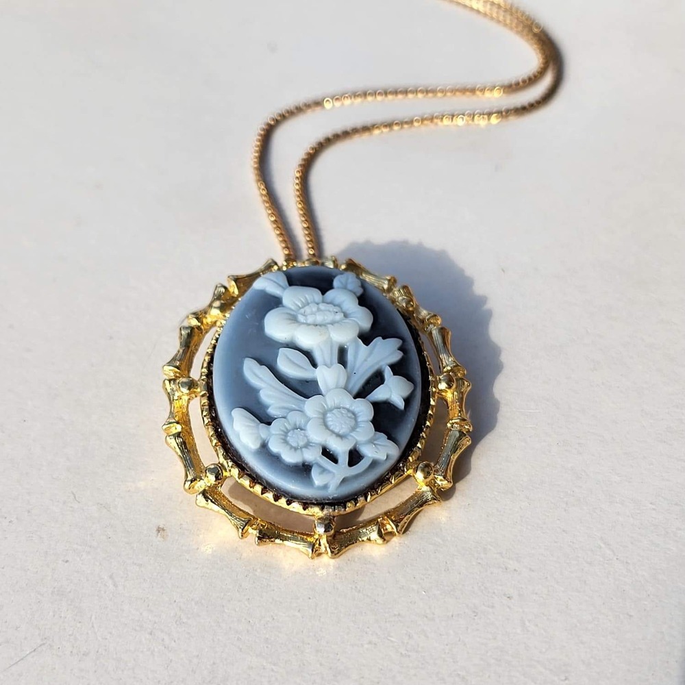 Vintage Gold Tone Faux Blue Cameo Floral Brooch Pendant Necklace Blue White - Picture 8 of 10